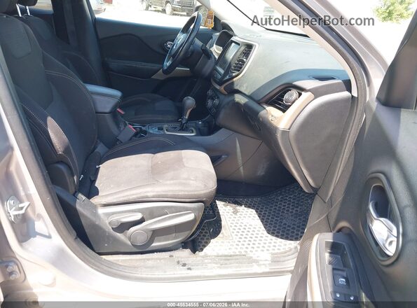 1C4PJMCB7HD213998 2017 JEEP CHEROKEE Серебряный Вид салона спереди