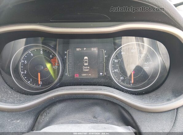 1C4PJMCB7HW608901 2017 JEEP CHEROKEE Red Widok tylnych siedzeń