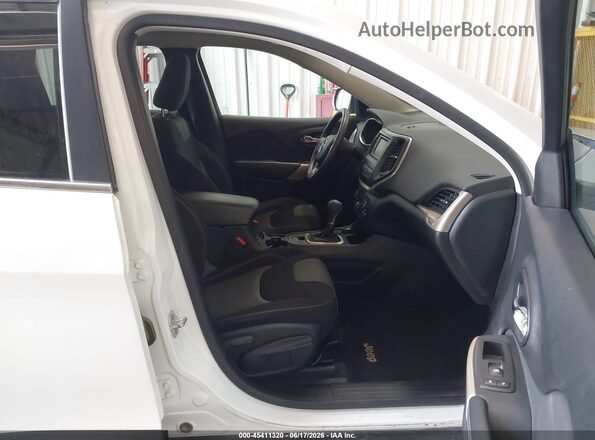1C4PJMCB7JD528564 2018 JEEP CHEROKEE White Front interior view