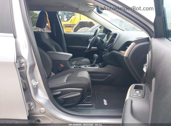 1C4PJMCB7JD580986 2018 JEEP CHEROKEE Silver წინა სალონის ხედი