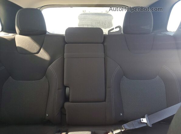 1C4PJMCBXKD122585 2019 JEEP CHEROKEE Silver Widok tylnych siedzeń