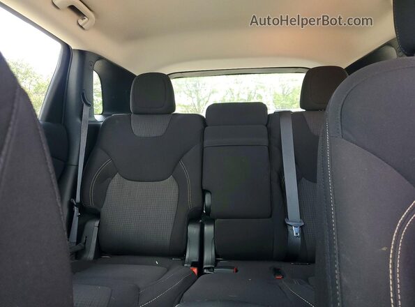 1C4PJMCS1HW637911 2017 JEEP CHEROKEE Gray Rear seats view