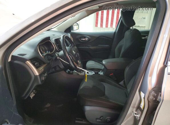1C4PJMCS2HW525151 2017 JEEP CHEROKEE Silver Front interior view