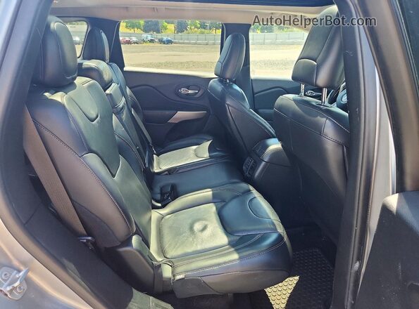 1C4PJMCS6HW634339 2017 JEEP CHEROKEE Silver უკანა სალონის ხედი