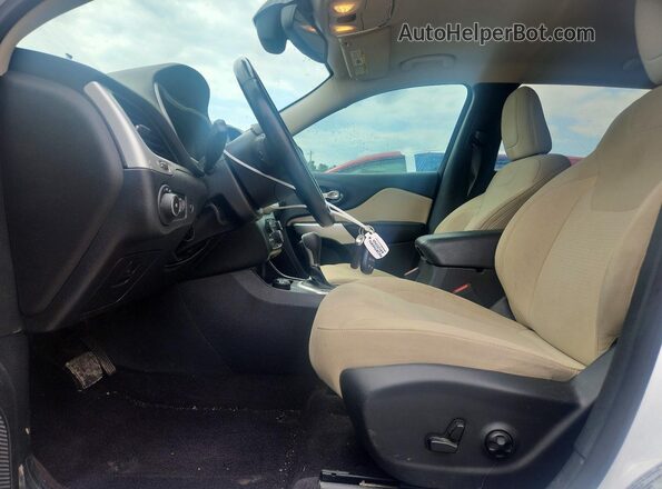 1C4PJMCS7HW618411 2017 JEEP CHEROKEE White Front interior view