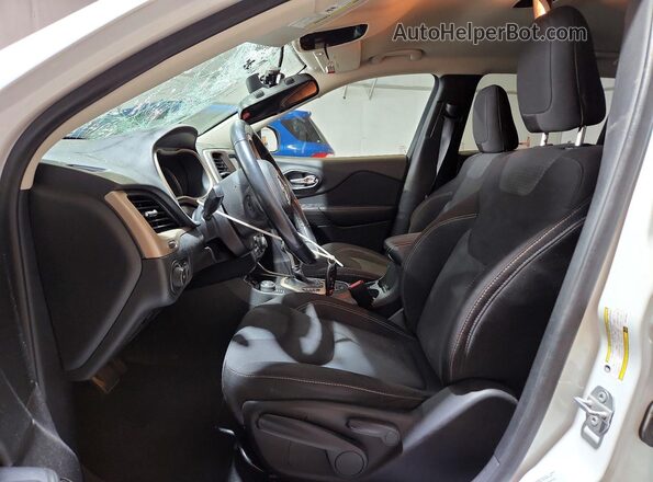 1C4PJMCS9GW123691 2016 JEEP CHEROKEE White Front interior view
