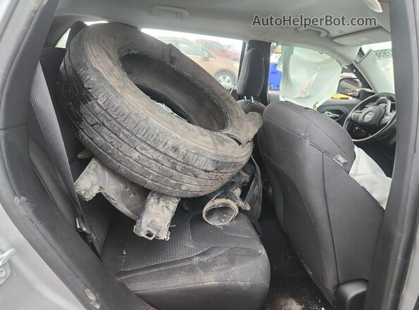 1C4PJMCX7KD101852 2019 JEEP CHEROKEE Silver Widok wnętrza z tyłu