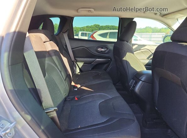1C4PJMCX7KD337739 2019 JEEP CHEROKEE Silver Vista interior trasera
