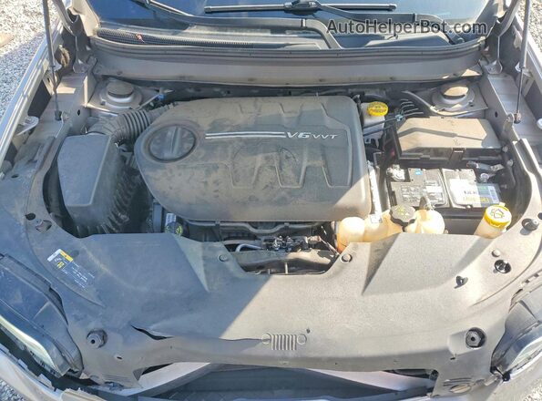1C4PJMCX8KD239156 2019 JEEP CHEROKEE Silver ძრავის განყოფილების ხედი