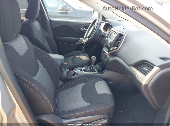 1C4PJMCXXJD507610 2018 JEEP CHEROKEE Silver Vista interior delantera