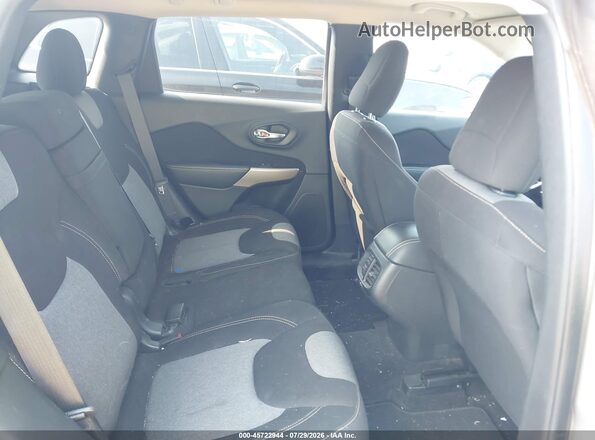 1C4PJMCXXJD507610 2018 JEEP CHEROKEE Silver Vista de la etiqueta del VIN