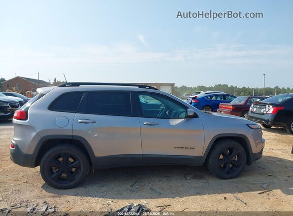 1C4PJMCXXJD507610 2018 JEEP CHEROKEE Silver Vista interior trasera