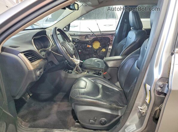 1C4PJMDB6HW537138 2017 JEEP CHEROKEE Silver Front interior view