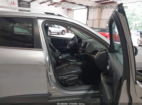 1C4PJMDB7HW665453 2017 JEEP CHEROKEE Silver Вид салону спереду