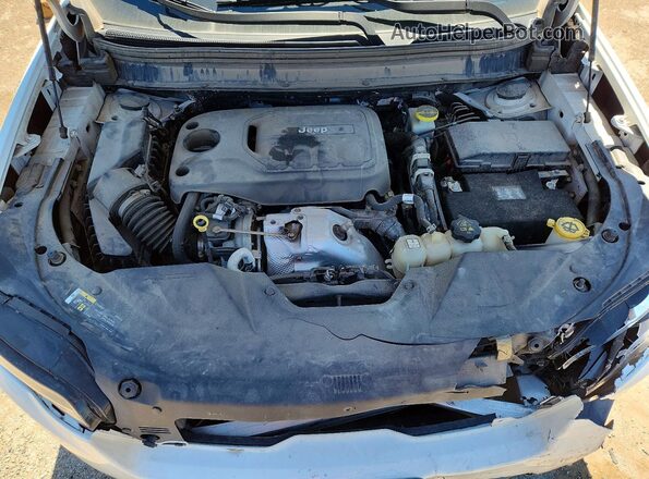 1C4PJMDN5KD117142 2019 JEEP CHEROKEE White Widok wnętrza z tyłu
