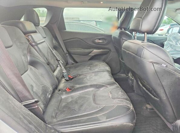 1C4PJMDX0KD245421 2019 JEEP CHEROKEE White Widok wnętrza z tyłu
