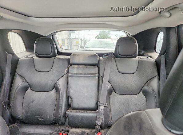 1C4PJMDX0KD245421 2019 JEEP CHEROKEE White Widok tylnych siedzeń