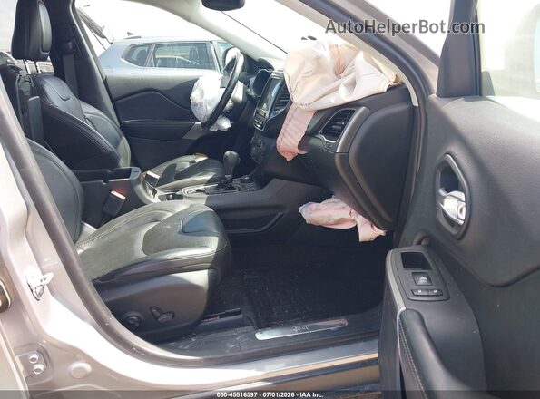 1C4PJMDX1KD133405 2019 JEEP CHEROKEE Silver Front interior view