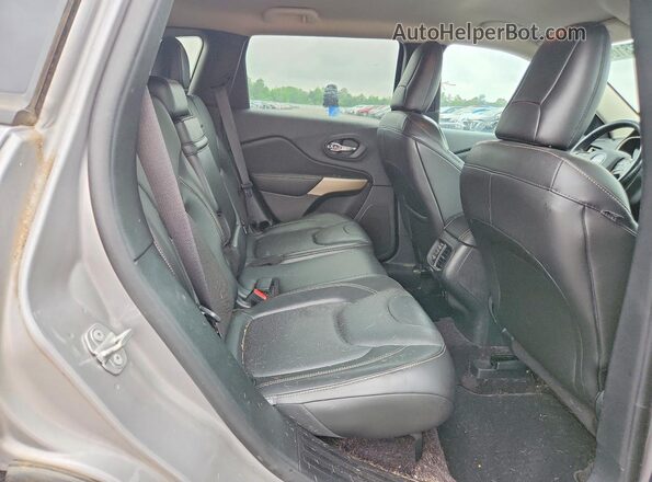 1C4PJMDX7JD575491 2018 JEEP CHEROKEE Silver Widok wnętrza z tyłu