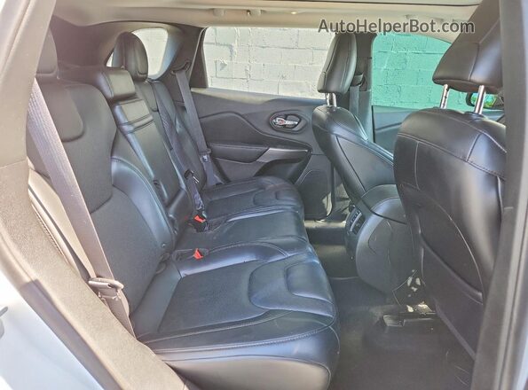 1C4PJMDX7KD317702 2019 JEEP CHEROKEE White Rear interior view
