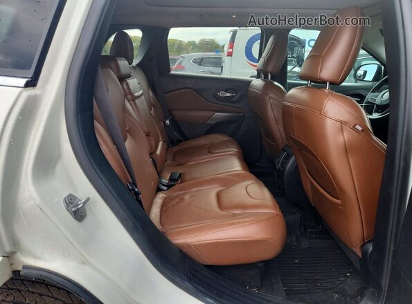 1C4PJMJX0KD225433 2019 JEEP CHEROKEE White Widok wnętrza z tyłu