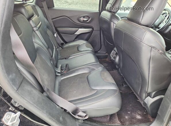 1C4PJMLB6JD522030 2018 JEEP CHEROKEE Black Widok wnętrza z tyłu