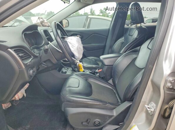 1C4PJMLBXKD232326 2019 JEEP CHEROKEE Серебряный Вид салона спереди