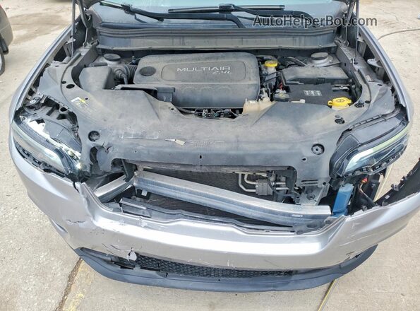 1C4PJMLBXKD232326 2019 JEEP CHEROKEE Серебряный Вид подкапотного пространства