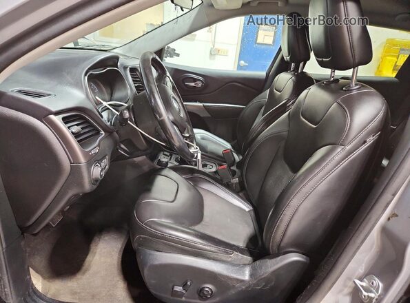 1C4PJMLBXKD330546 2019 JEEP CHEROKEE Silver Вид салону спереду