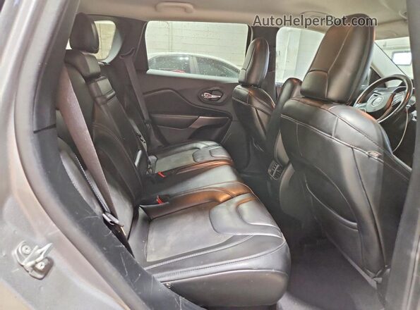 1C4PJMLBXKD330546 2019 JEEP CHEROKEE Silver Вид задньої частини салону