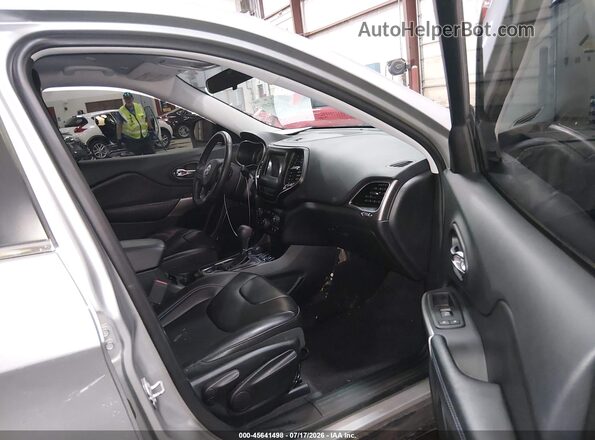 1C4PJMLN4KD261489 2019 JEEP CHEROKEE Silver Front interior view