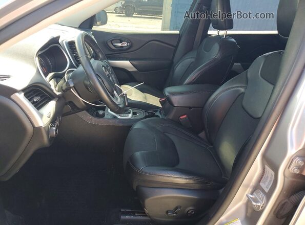 1C4PJMLX2JD500571 2018 JEEP CHEROKEE Silver Front interior view
