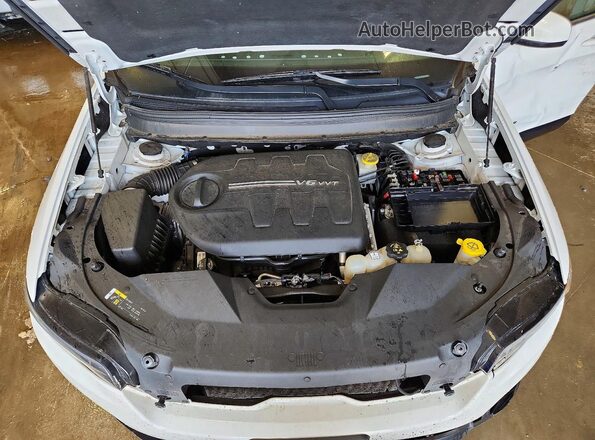 1C4PJMLX2KD231909 2019 JEEP CHEROKEE White Engine compartment view