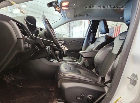 1C4PJMLX2KD231909 2019 JEEP CHEROKEE White Front interior view