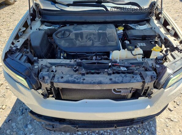1C4PJMLX4KD329811 2019 JEEP CHEROKEE White უკანა სალონის ხედი