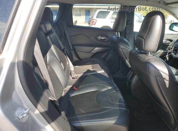1C4PJMLX5KD446376 2019 JEEP CHEROKEE Silver Вид задньої частини салону