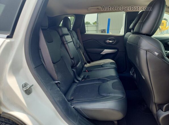 1C4PJMLX7JD506205 2018 JEEP CHEROKEE White უკანა სალონის ხედი