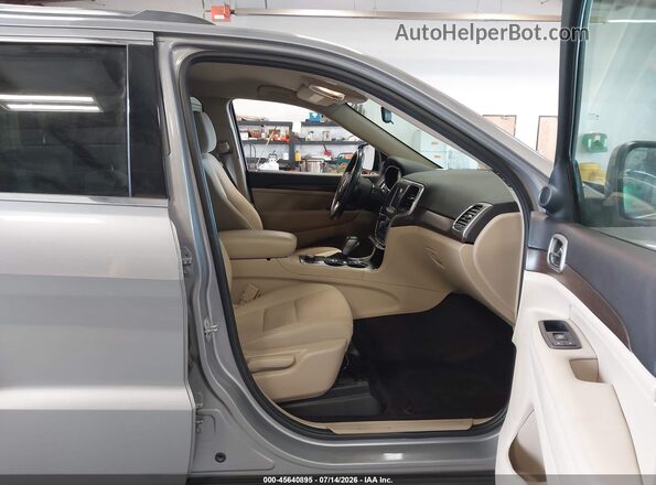 1C4RJFAG2JC398752 2018 JEEP GRAND CHEROKEE Silver Widok wnętrza z przodu
