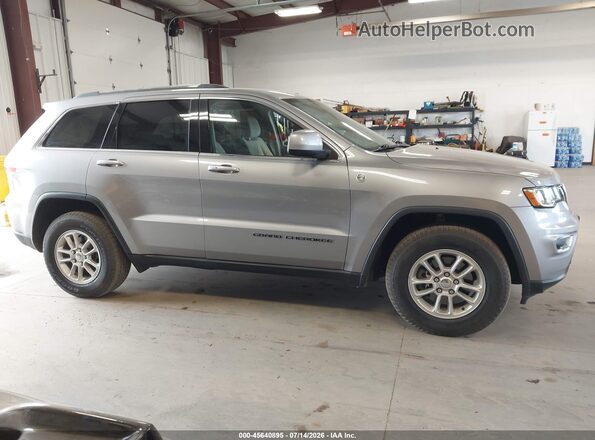 1C4RJFAG2JC398752 2018 JEEP GRAND CHEROKEE Silver Widok wnętrza z tyłu