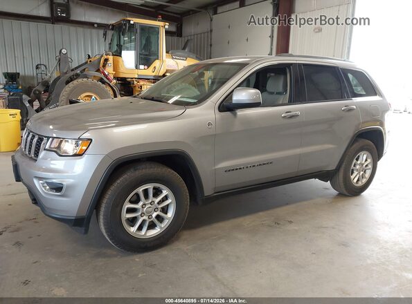 1C4RJFAG2JC398752 2018 JEEP GRAND CHEROKEE Silver Widok z przodu