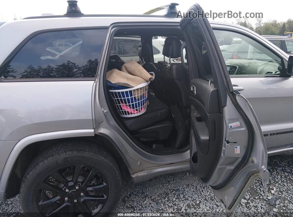 1C4RJFAG2JC491822 2018 JEEP GRAND CHEROKEE Silver Widok naklejki z numerem VIN