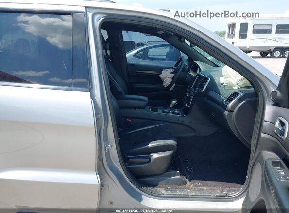 1C4RJFAG4HC875059 2017 JEEP GRAND CHEROKEE Серебряный Вид салона спереди