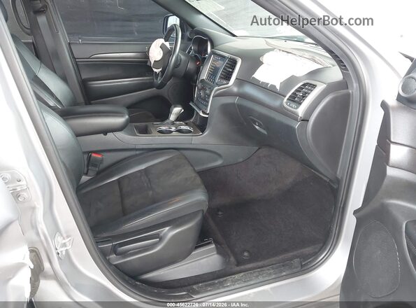 1C4RJFAG7JC470514 2018 JEEP GRAND CHEROKEE Серебряный Вид салона спереди