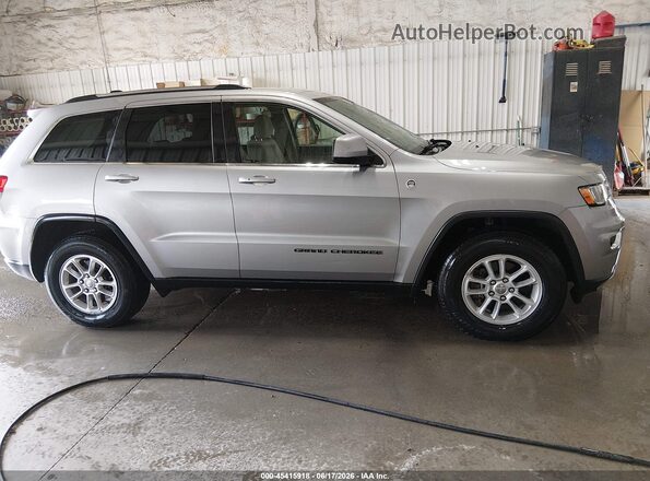 1C4RJFAG8JC161909 2018 JEEP GRAND CHEROKEE Gray Widok wnętrza z tyłu