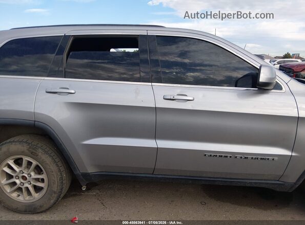 1C4RJFAG8JC180685 2018 JEEP GRAND CHEROKEE Silver Rear interior view