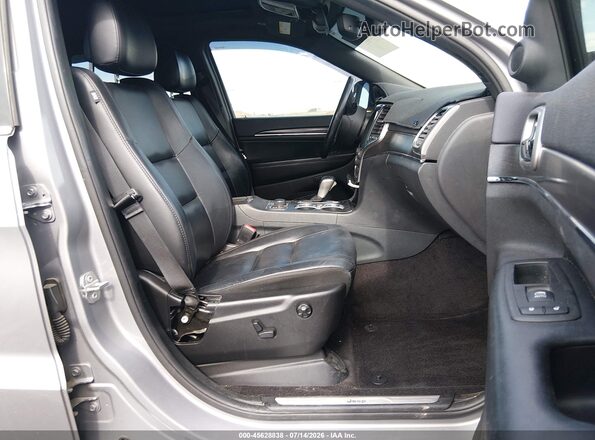 1C4RJFBG2JC435846 2018 JEEP GRAND CHEROKEE Silver Front interior view