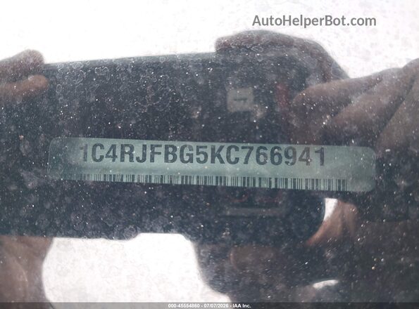 1C4RJFBG5KC766941 2019 JEEP GRAND CHEROKEE Black Engine compartment view