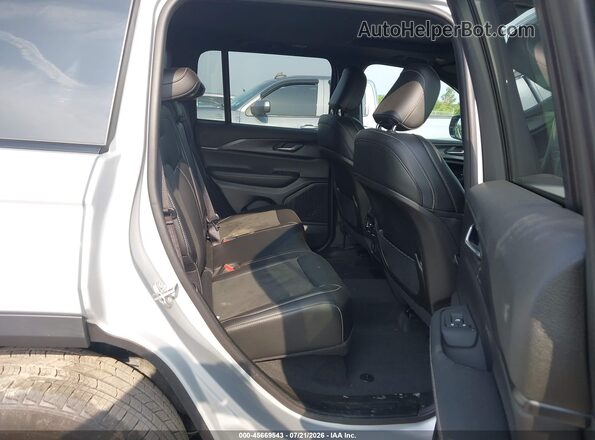 1C4RJHAG8SC320814 2025 JEEP GRAND CHEROKEE Silver Widok naklejki z numerem VIN