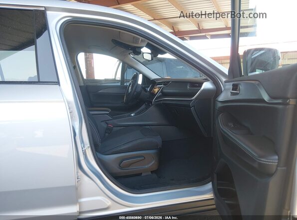 1C4RJJAG1P8901895 2023 JEEP GRAND CHEROKEE L Серебряный Вид салона спереди