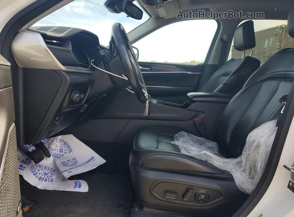 1C4RJKBG3M8159046 2021 JEEP GRAND White Front interior view